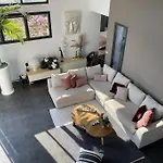 Design With Panoramic Pond View And Jacuzzi *