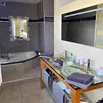 Villa Design With Panoramic Pond View And Jacuzzi Pérols