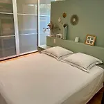 Design With Panoramic Pond View And Jacuzzi