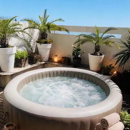 Design With Panoramic Pond View And Jacuzzi Villa
