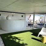 Design With Panoramic Pond View And Jacuzzi *