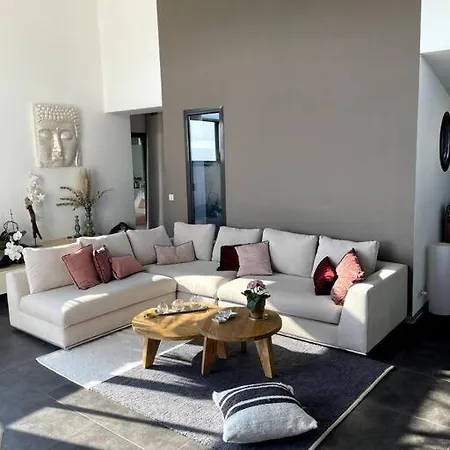 Design With Panoramic Pond View And Jacuzzi 빌라 *