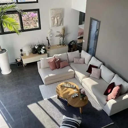 Design With Panoramic Pond View And Jacuzzi *
