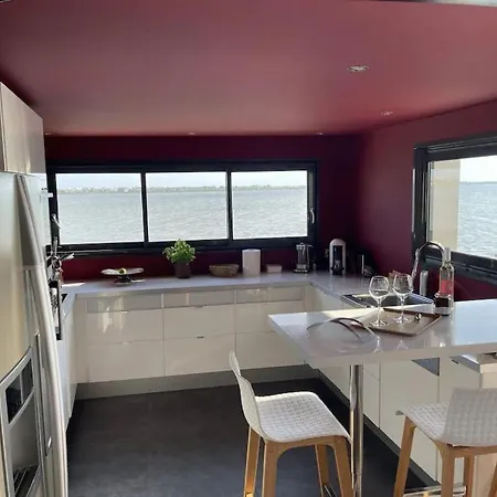 Design With Panoramic Pond View And Jacuzzi * 페홀