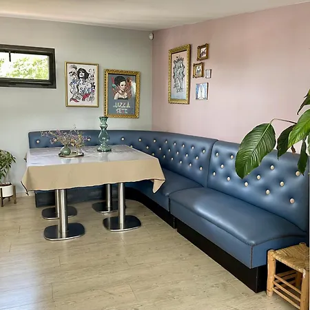 Design With Panoramic Pond View And Jacuzzi 빌라 *