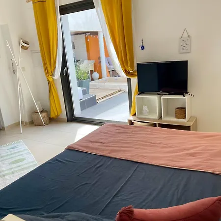 Design With Panoramic Pond View And Jacuzzi * 페홀