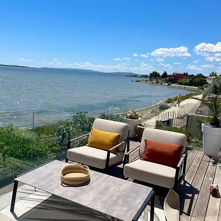 Design Avec Vue Panoramique Sur L'etang Et Jacuzzi