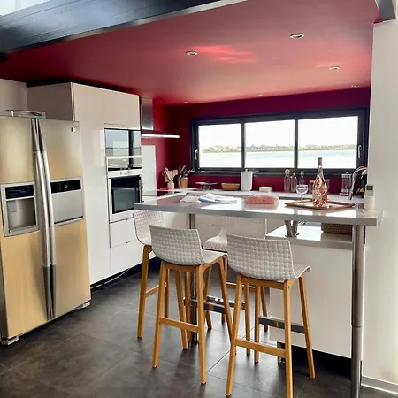 Design With Panoramic Pond View And Jacuzzi 빌라