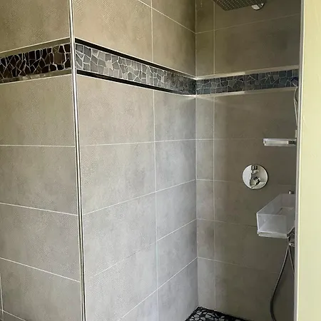 Design With Panoramic Pond View And Jacuzzi 빌라 페홀