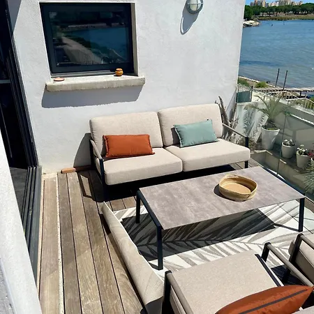 Design Avec Vue Panoramique Sur L'etang Et Jacuzzi