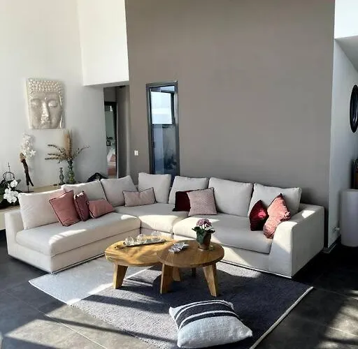 Design With Panoramic Pond View And Jacuzzi 别墅 *