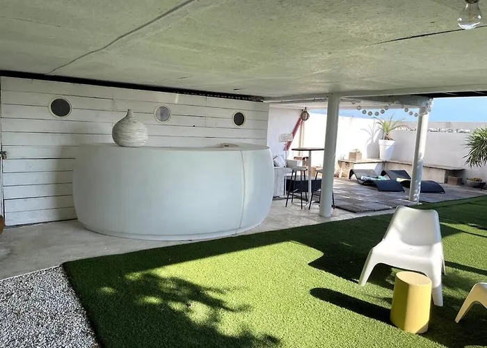 Design With Panoramic Pond View And Jacuzzi *