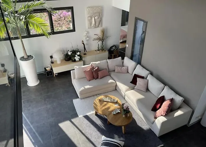 Design With Panoramic Pond View And Jacuzzi *