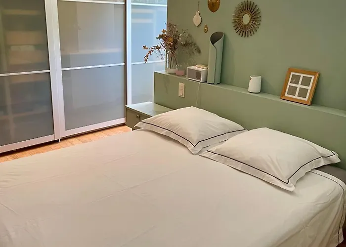 Design With Panoramic Pond View And Jacuzzi