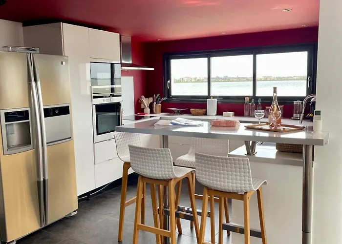 Design With Panoramic Pond View And Jacuzzi 别墅