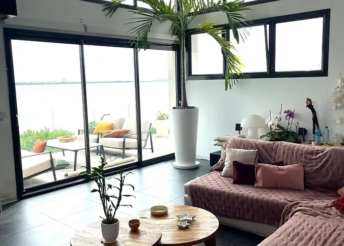 Design With Panoramic Pond View And Jacuzzi *