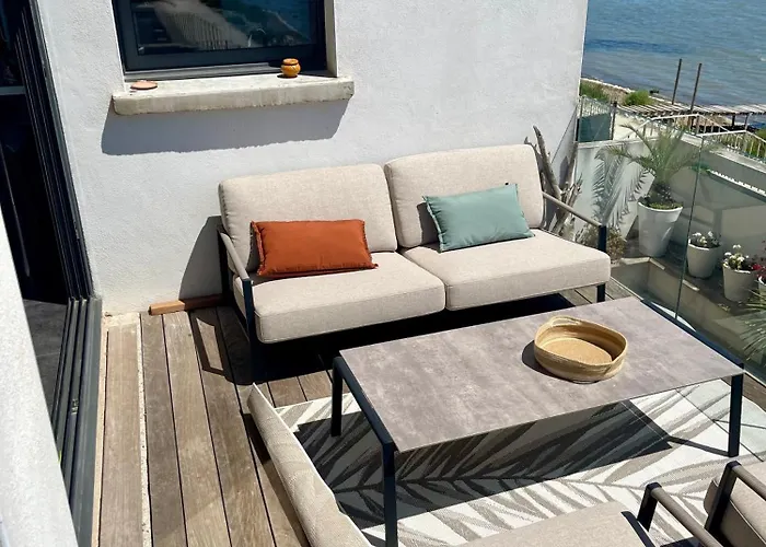 Design With Panoramic Pond View And Jacuzzi